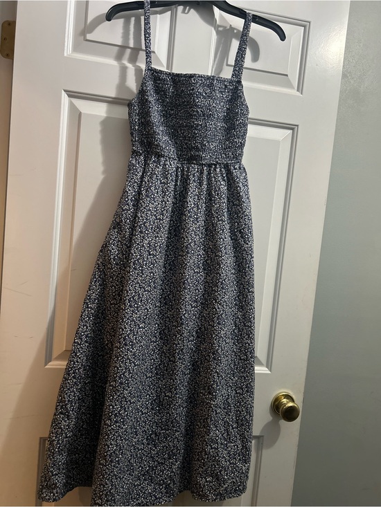 Old Navy Dresses & Skirts - Old Navy Smocked Bodice Floral Midi in blue White beautiful back and pockets